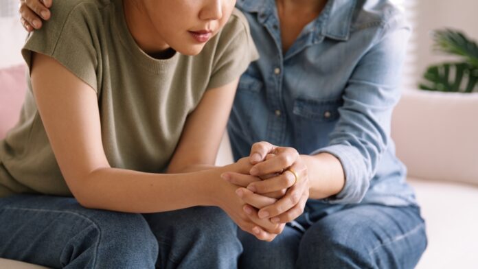 Middle,Aged,Asia,People,Old,Mom,Holding,Hands,Trust,Comfort